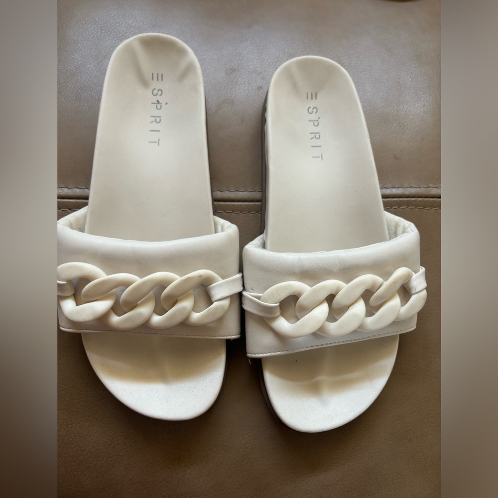 White sandals with chain